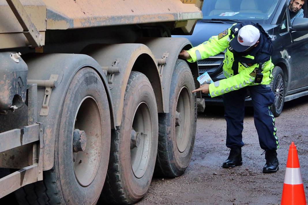 O kentte sıkı denetim: Didik didik kontrol ediliyor! Polisin verdiği broşür dikkati çekti 4